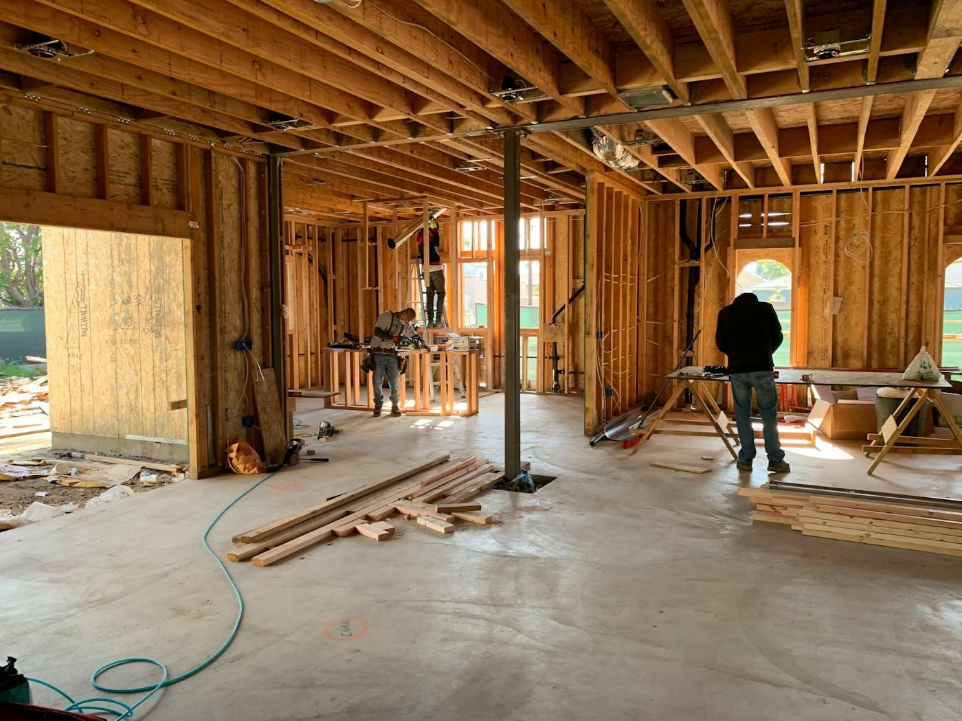Innenausbau-Baustelle mit mehreren beteiligten Gewerken