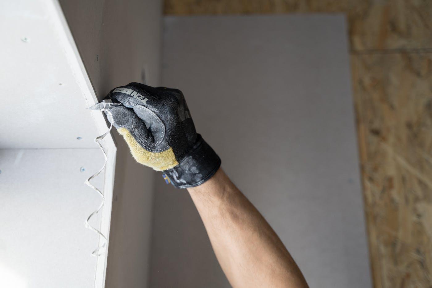 Detailaufnahme von Spachtel- und Fugenarbeiten im Trockenbau